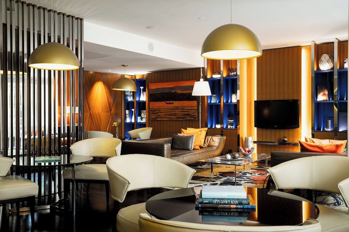 Lounge 36 of 39