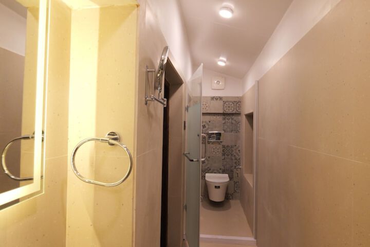 Room 13 of 18