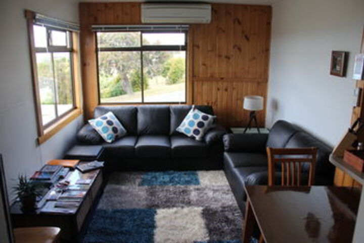Lounge 4 of 13