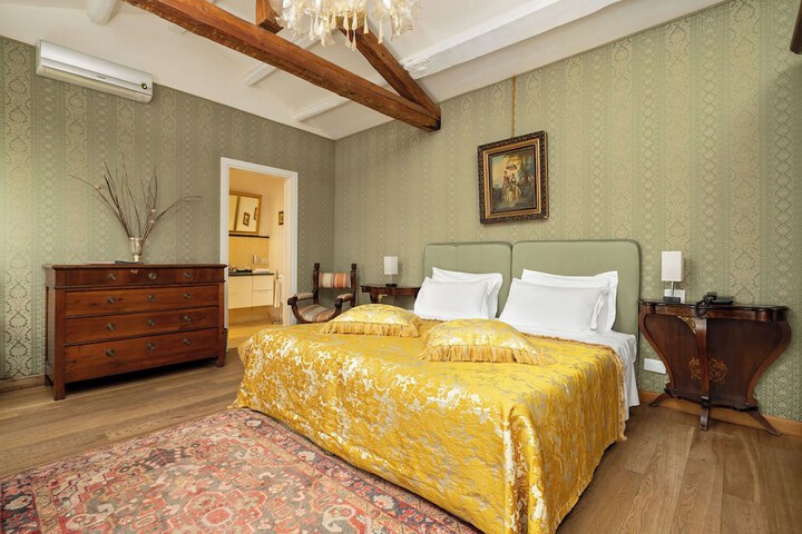 Room 27 of 81