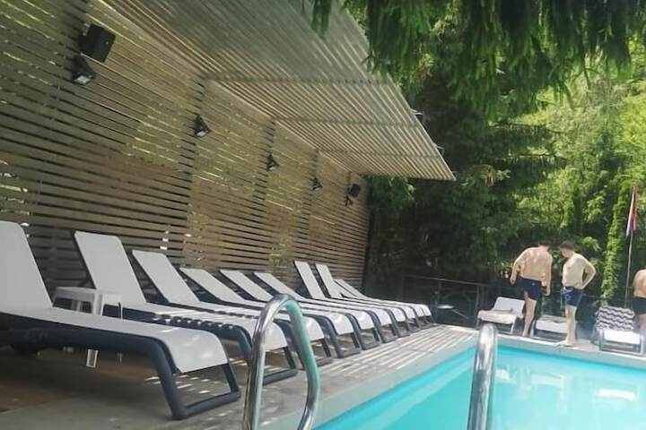 Pool 14 of 44