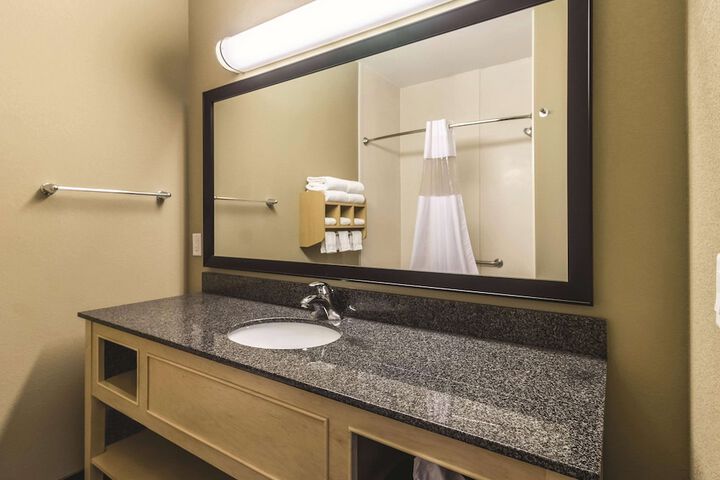 2 Queen Beds Accessible with Roll in Shower (11 of 11)
