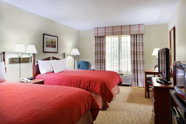 2 Queen Beds (8 of 10)