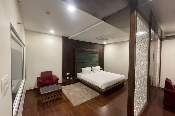 Room 5 of 9