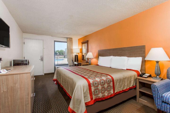 1 King Bed (6 of 10)