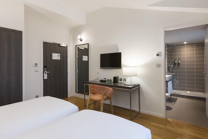 Room 52 of 102