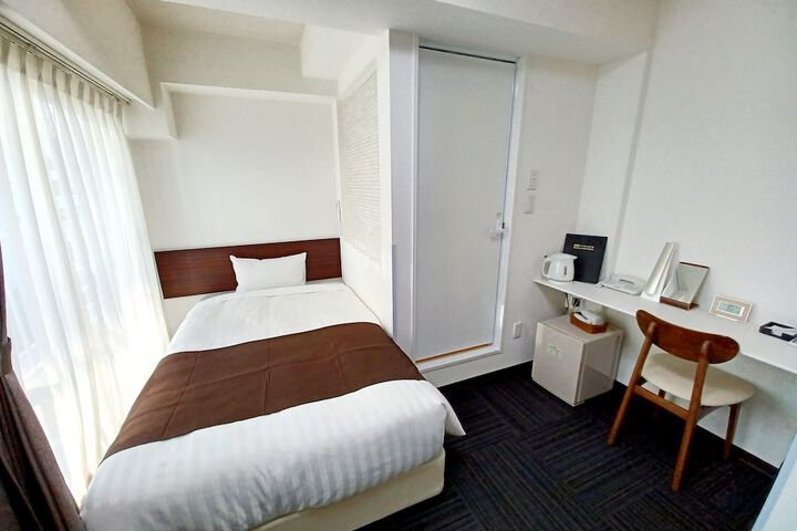 Room 6 of 18