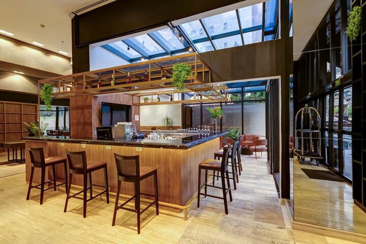Lounge 100 of 108