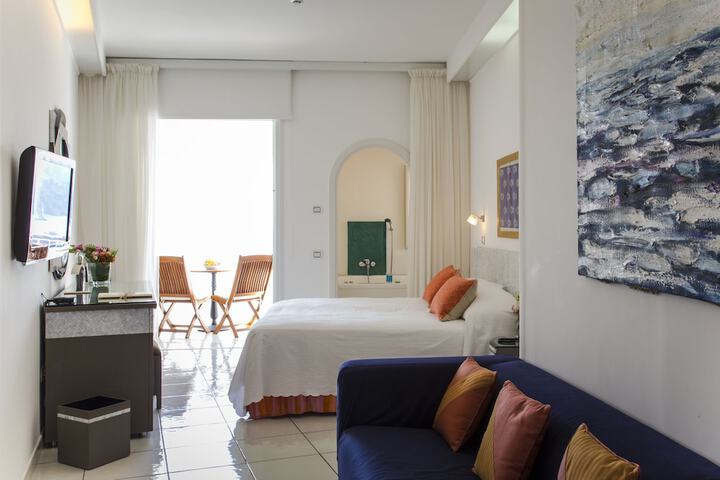 Room 6 of 101