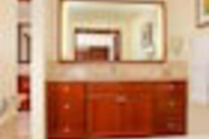 Room 35 of 192