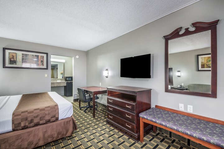1 King Bed (4 of 9)
