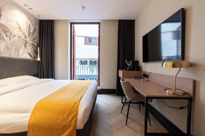 Room 9 of 32
