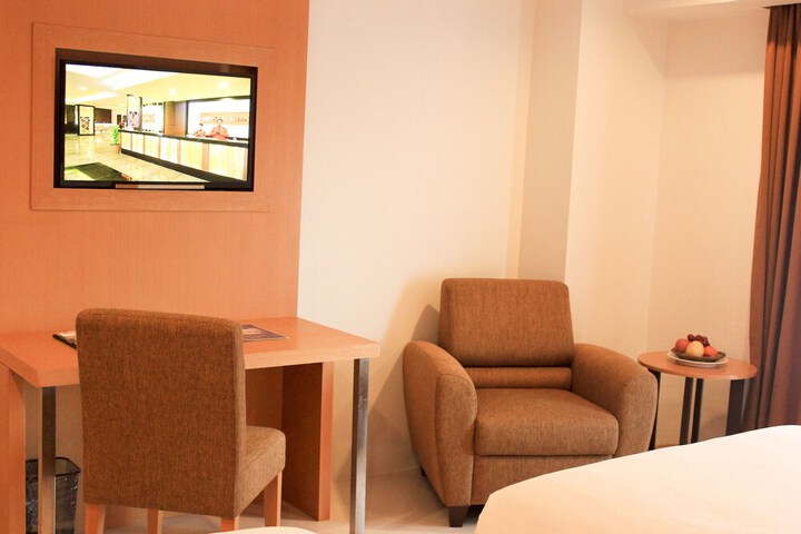 Room 8 of 33