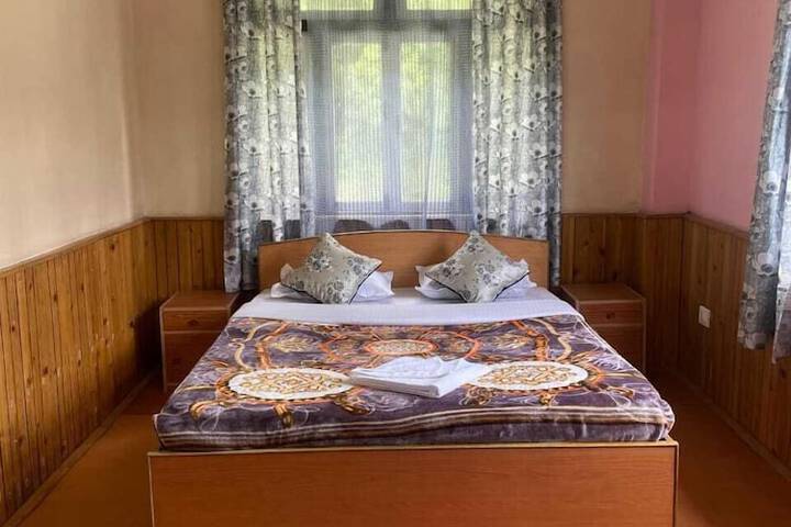 Room 5 of 8