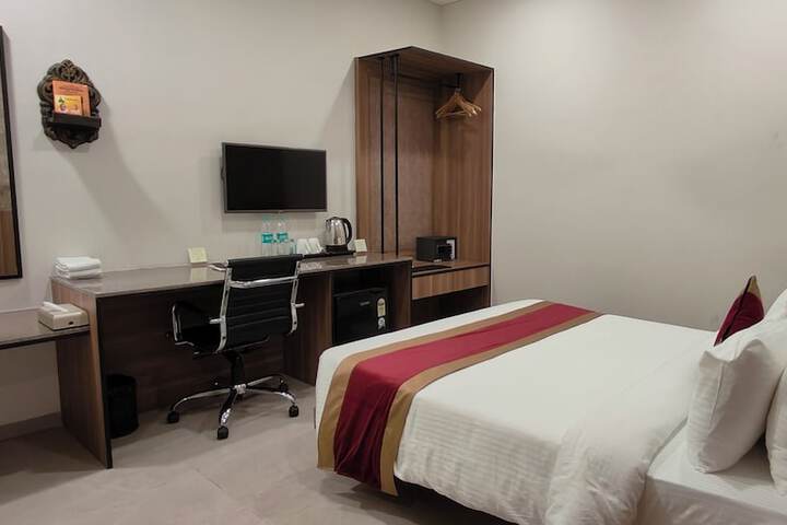Room 5 of 10