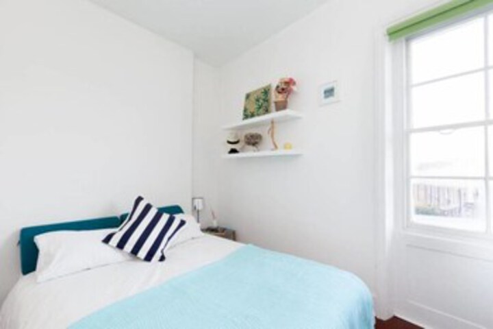 Room 5 of 9