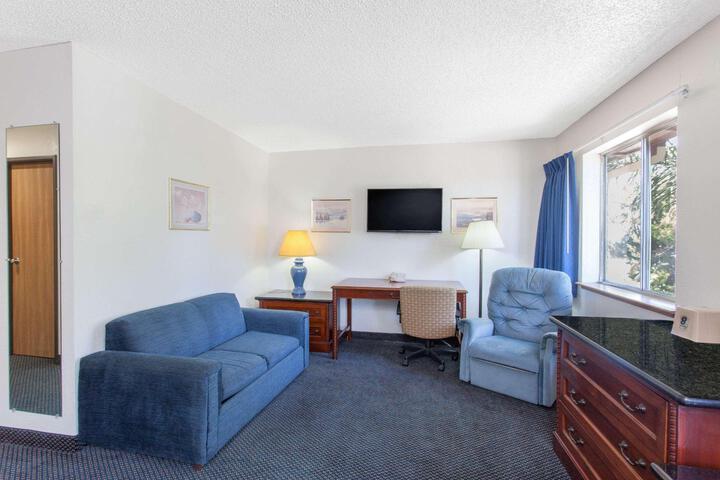 1 King Bed (6 of 7)