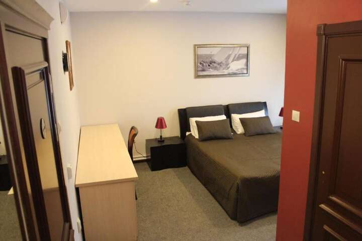 Room 5 of 18