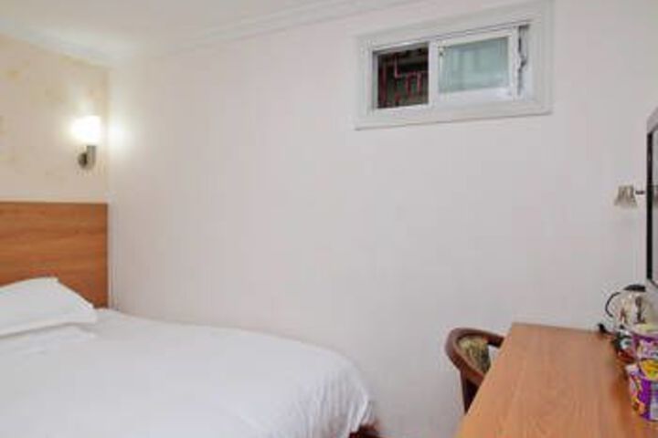 Room 6 of 12