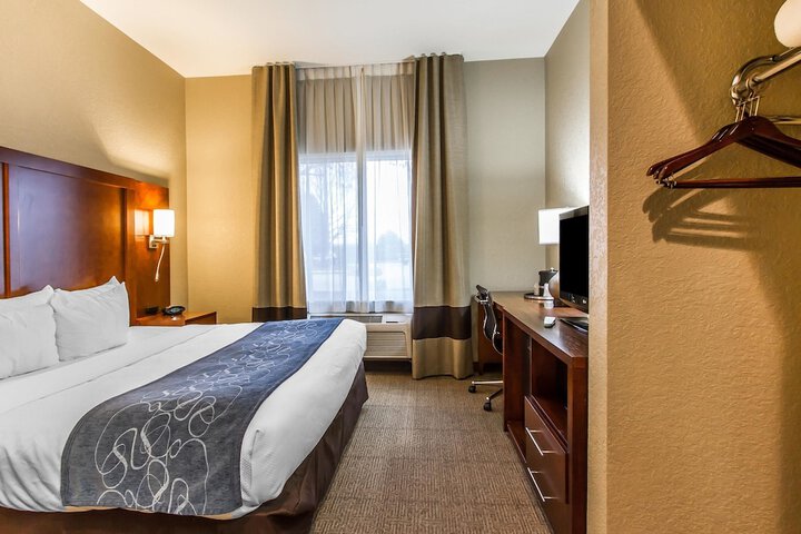1 King Bed (9 of 17)