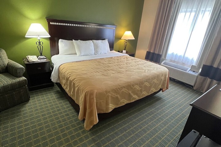 1 King Bed (4 of 12)