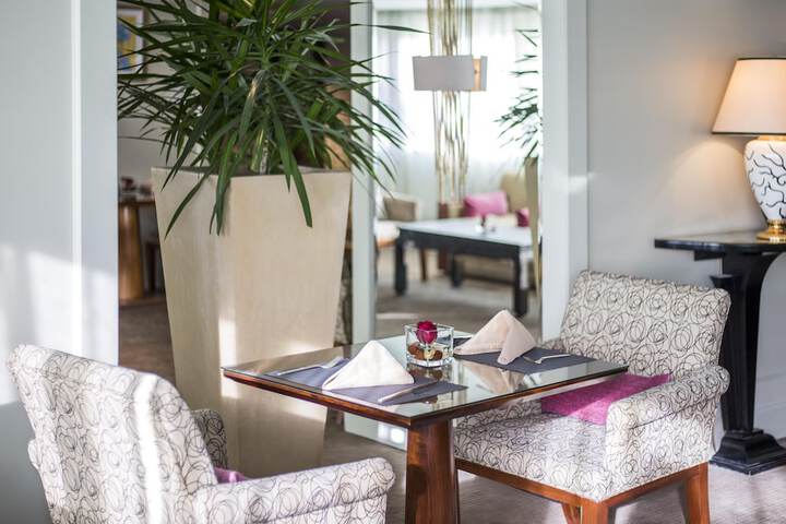 Lounge 124 of 155