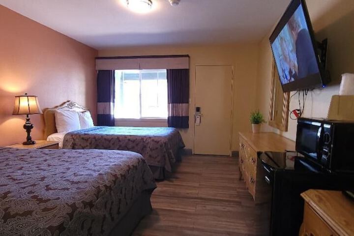 2 Double Beds Private Bathroom (8 of 9)