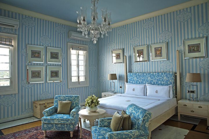 Room 3 of 373