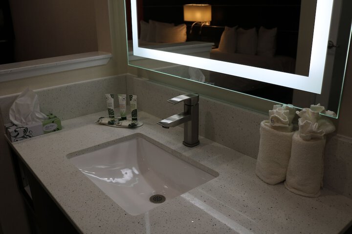 1 Queen Bed | Mob Accessible Roll in Shower Micfridg (2 of 25)