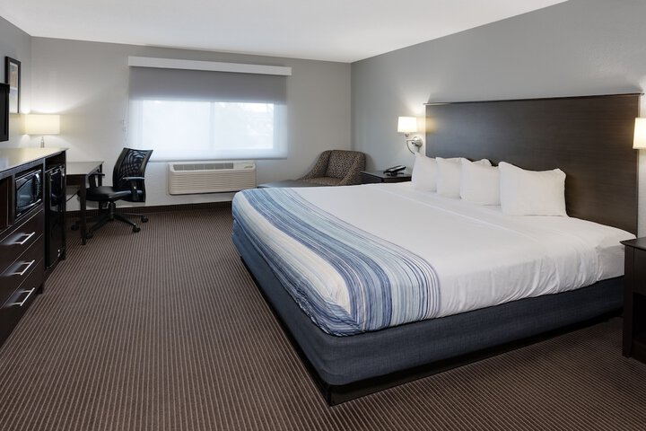 1 King Bed (4 of 17)