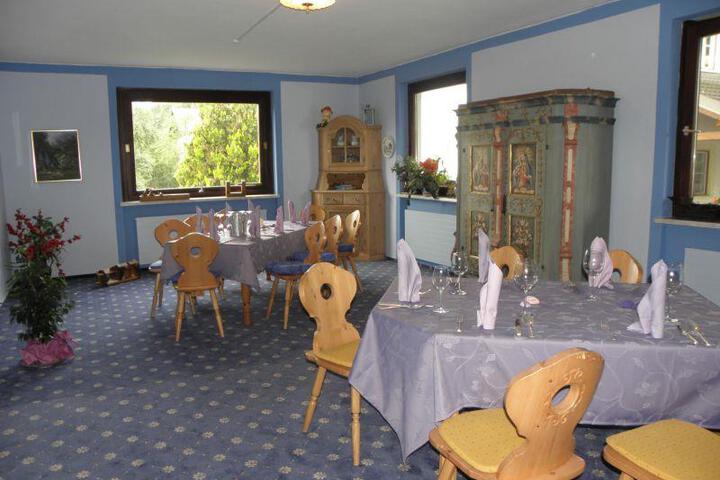Dining 5 of 6