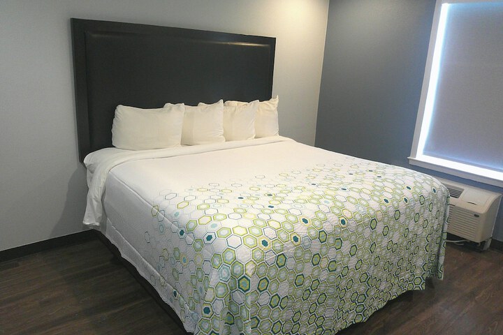 Room 4 of 16