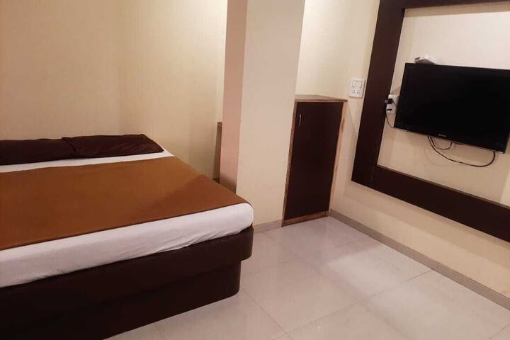 Room 9 of 14