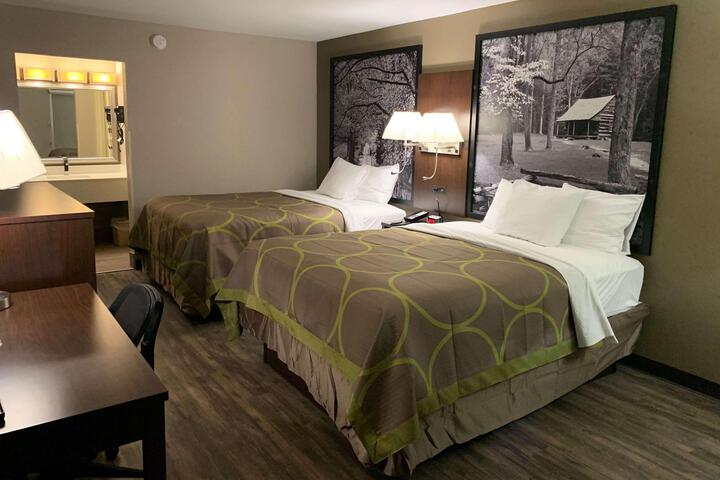 2 Queen Beds (5 of 6)