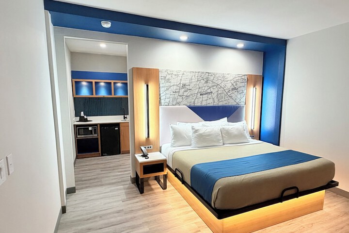 Room 13 of 32