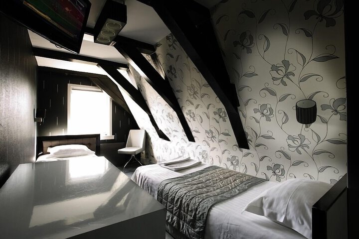 Room 16 of 38