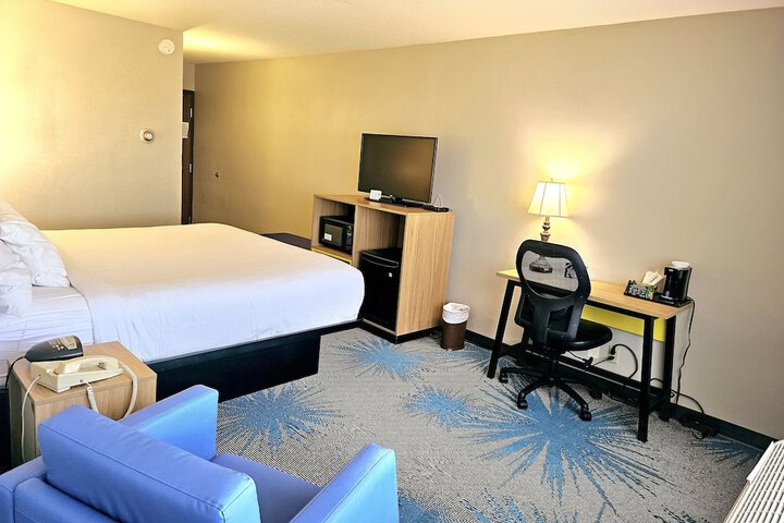 1 King Bed (8 of 16)