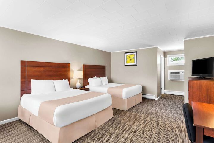 1 Queen Bed (13 of 16)