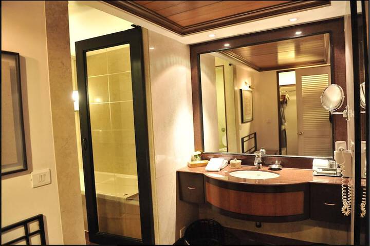 Room 10 of 28