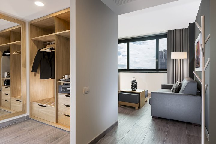 Room 42 of 98