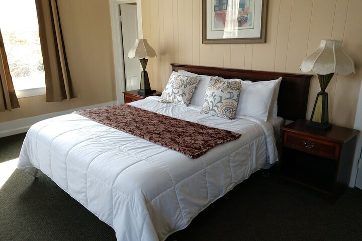 1 Queen Bed (9 of 15)