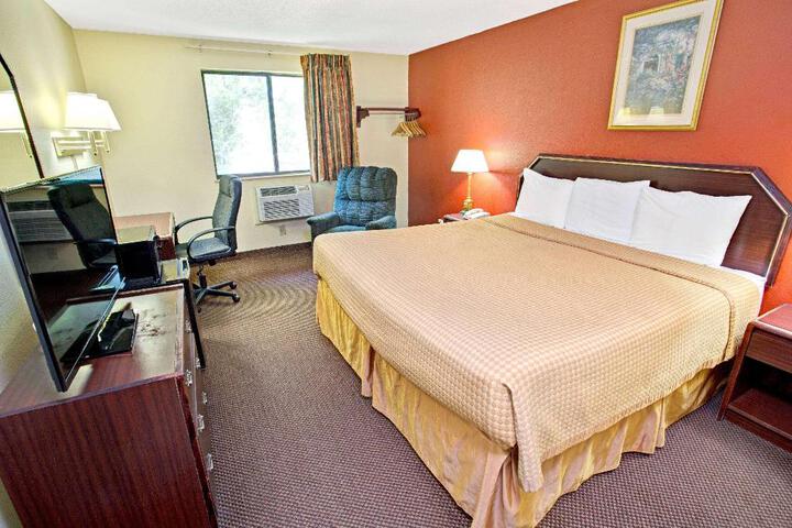 1 Queen Bed (4 of 8)