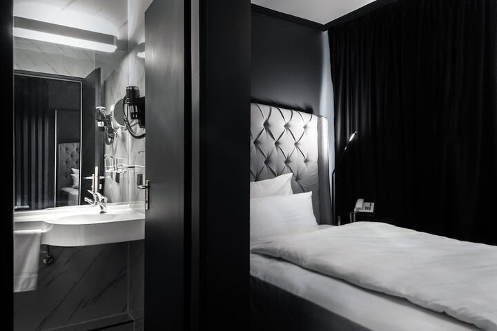 Room 12 of 27
