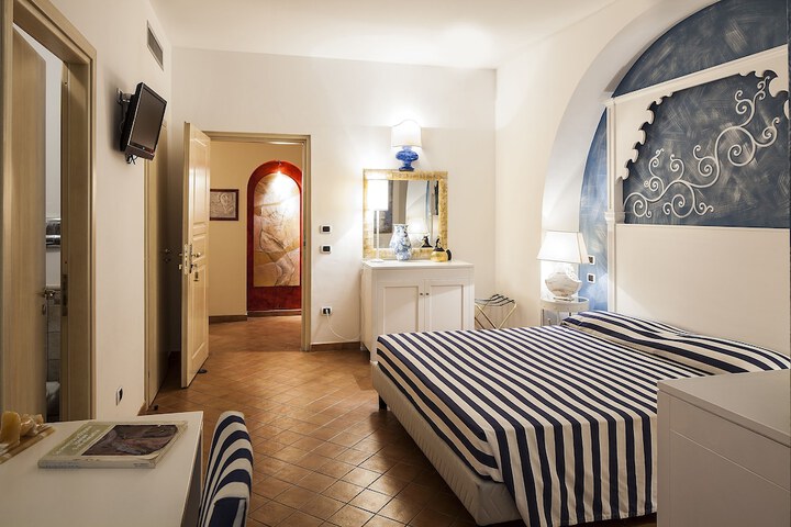 Room 10 of 100