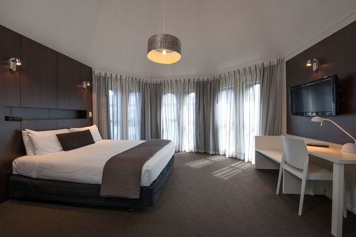 Room 2 of 16