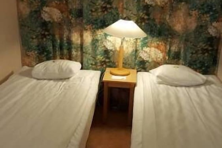 Room 8 of 33