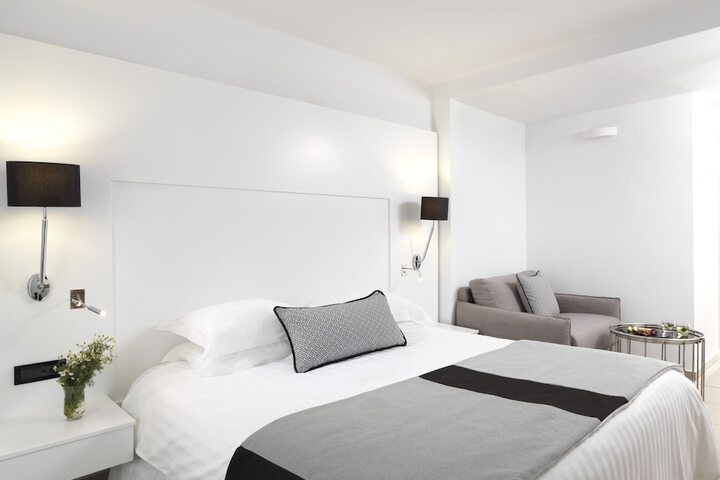 Room 4 of 103