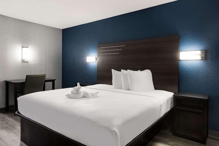 1 King Bed (2 of 6)