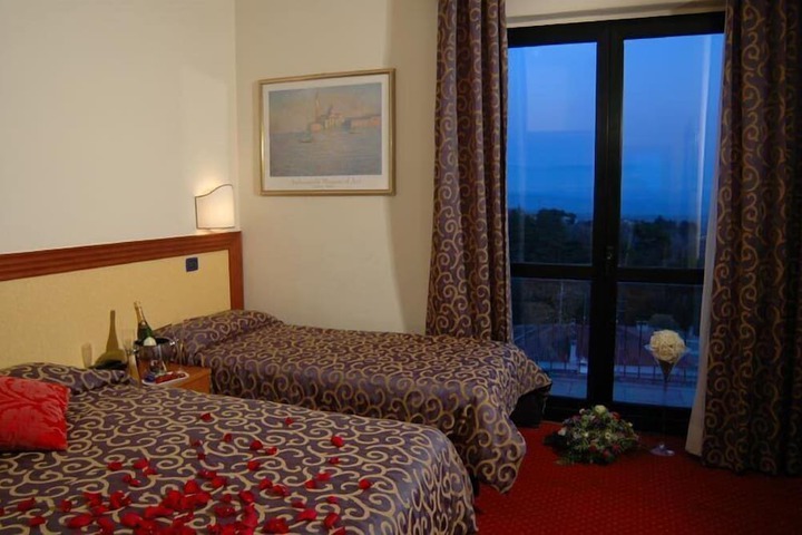 Room 10 of 36