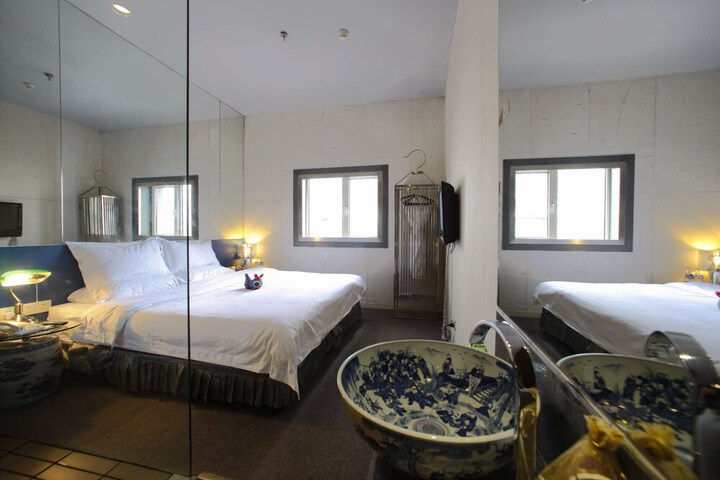 Room 17 of 39